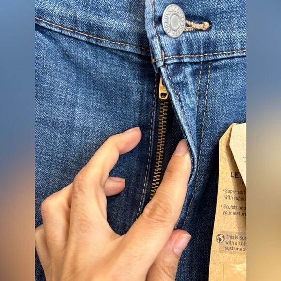 NWT Levi's Mid Rise Boyfriend Ripped Jeans - Picture 7 of 11